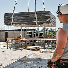 Ein Teammitglied von Höft Bau bei Bauarbeiten